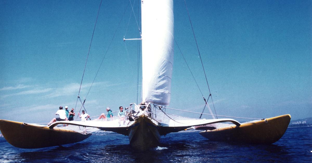 Stimulation des cadres de Chargeur SA lors d’une activité de team building en Méditerranée à bord d’un trimaran de compétition, symbole de cohésion et de performance.