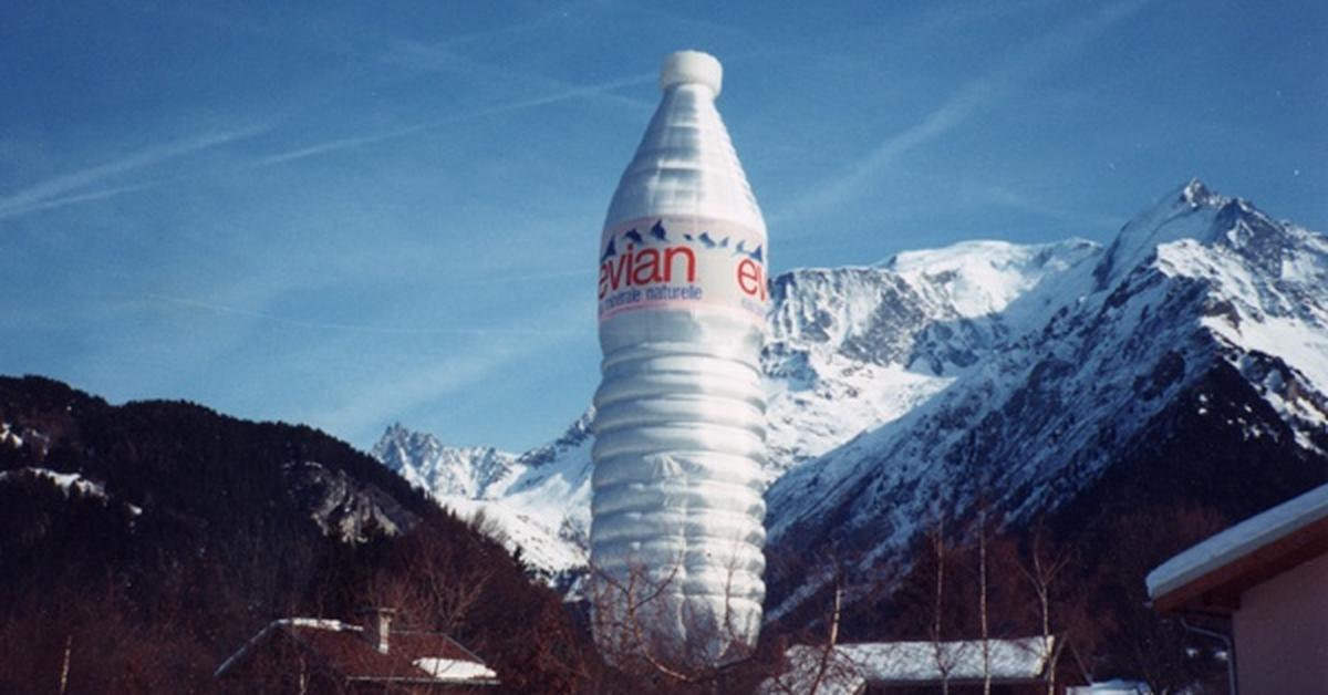 Montgolfière géante Evian gonflée lors d’un événement promotionnel, utilisée comme outil de communication spectaculaire pour renforcer la visibilité de la marque.